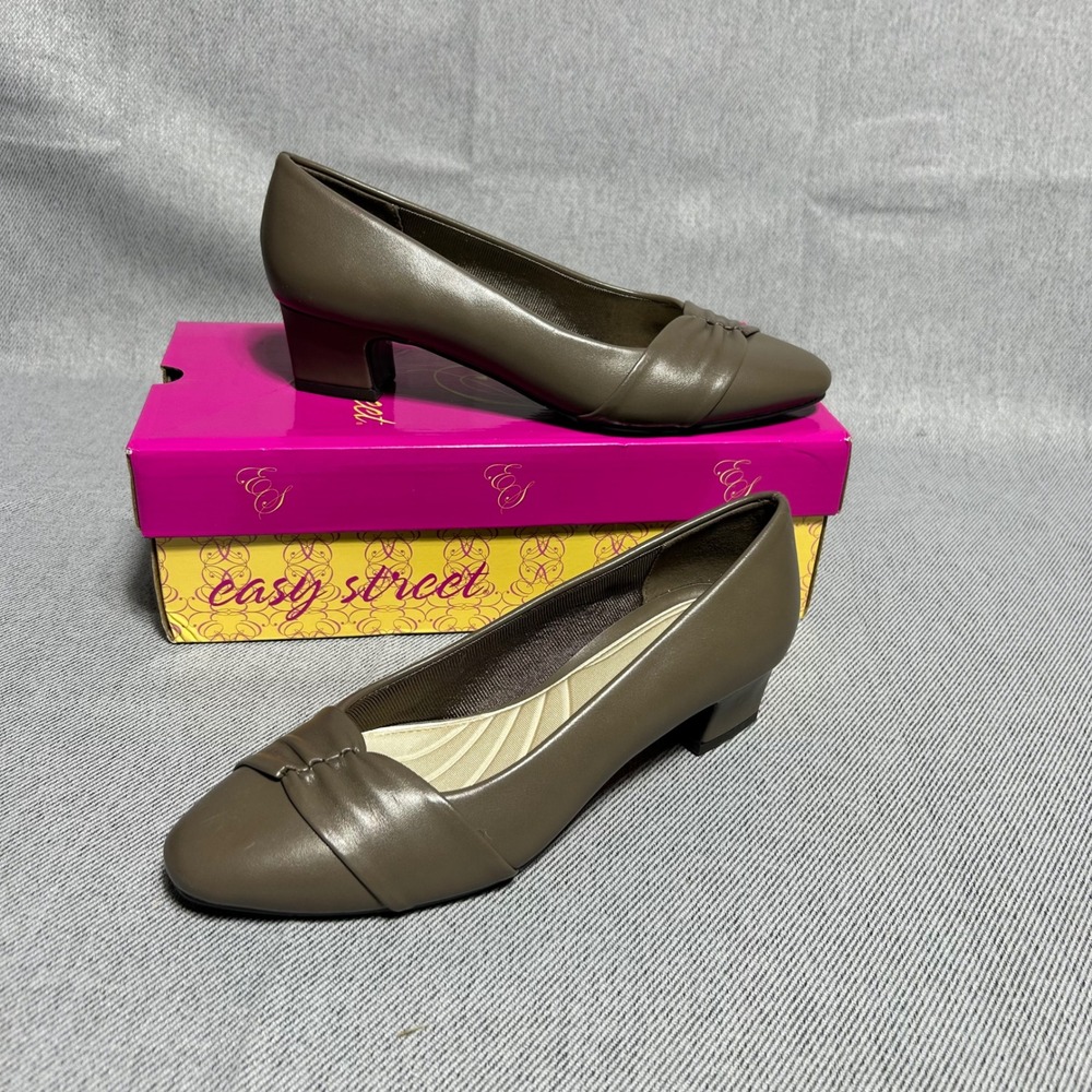Easy Street Lyanna Pumps Women Size 8 Taupe Low Block Pleated Toe Kitten Heel